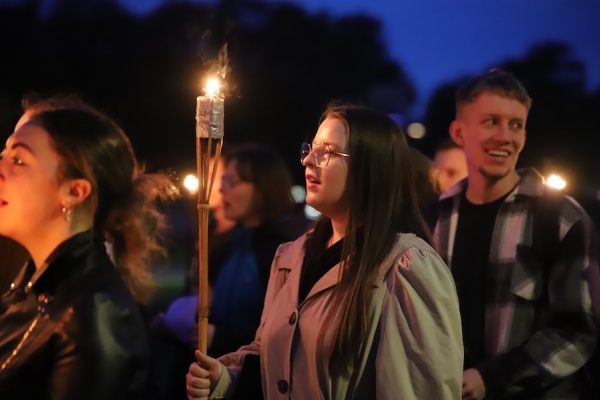 młodzież na drodze światła